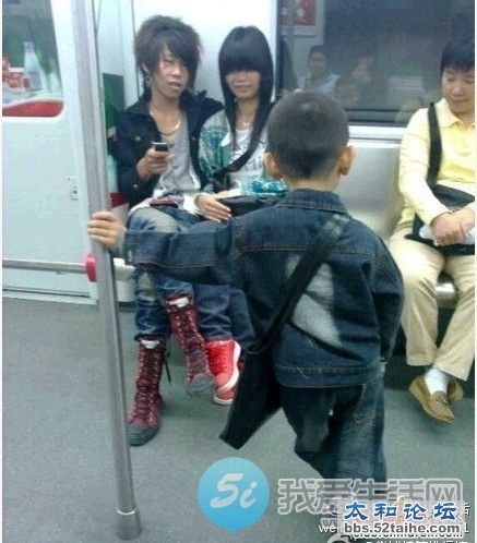 00后对视90后.jpg
