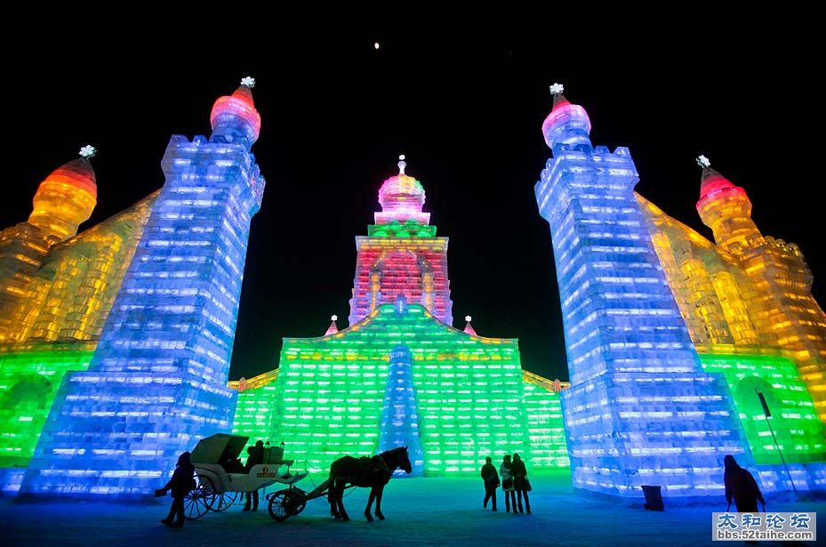 游客可以搭乘马车在冰雪世界内游览。（DIEGO AZUBEL  EPA）.jpg