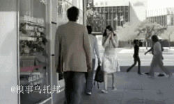 这个淡定姐霸气外露啊.gif