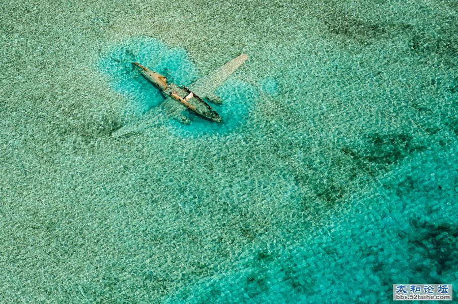 C-46残骸  摄于巴哈马群岛  作者  Bjorn Moerman.jpg