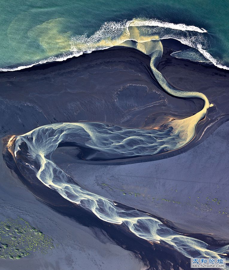 冰岛流向大海的火山熔岩  作者   Andre Ermolaev.jpg