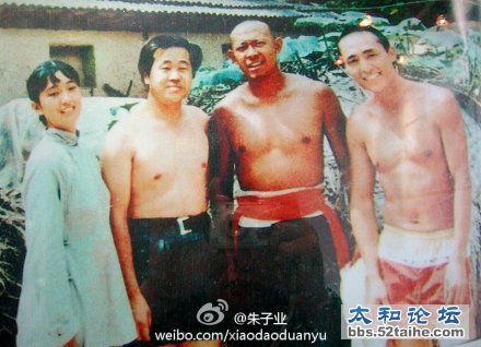 拍摄《红高粱》时的工作照，左起：巩俐、莫言、姜文、张艺谋.jpg