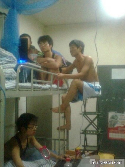 其实我更佩服下铺的淡定哥.jpg