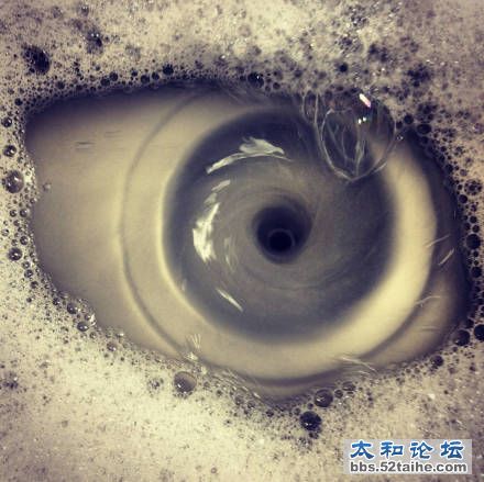 有人对着厨房的水槽拍了张照片.jpg