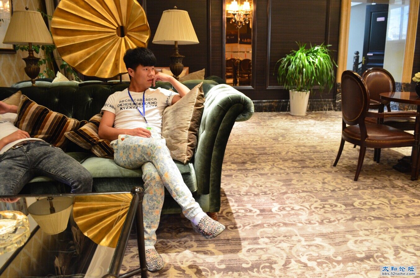 装逼必备姿势  手扶下巴，侧脸 45度轻扬右上方