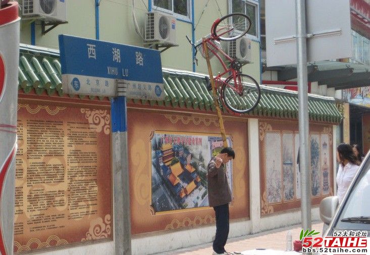 男子街头杂技.jpg